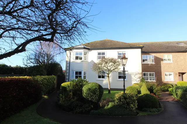 The Lodge, Englefield Green, Surrey, TW20 0DN, photo 1