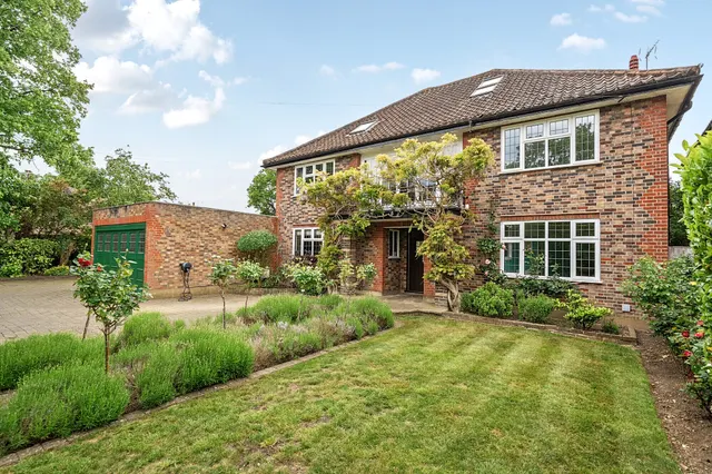 Ember Lane, Esher, KT10, photo 1