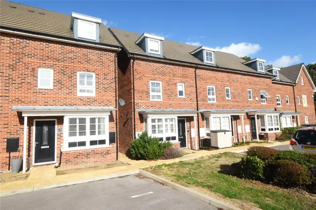 Barton Row, Hook, RG27, photo 1