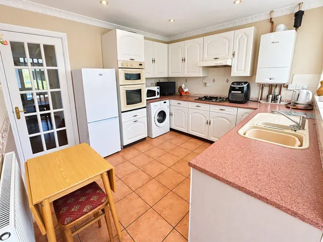 Silverlands Avenue, Oldbury, B68, photo 3