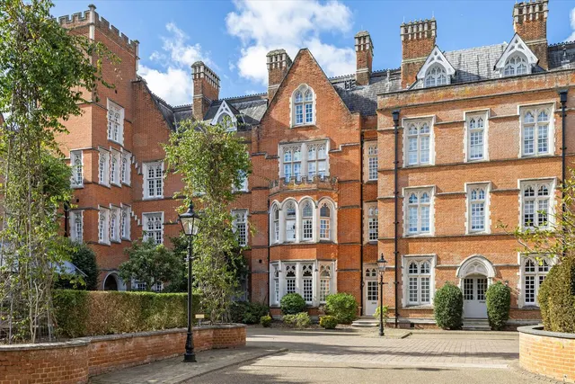 Holloway Drive, Virginia Water, GU25, photo 1