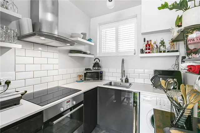 Upper Richmond Road, London, SW15, photo 3