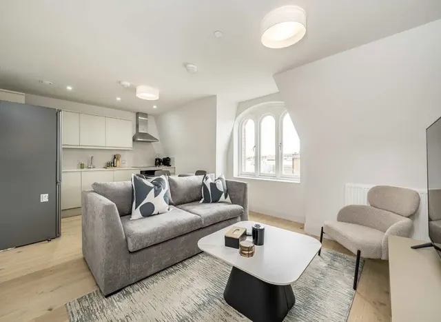 Photo 2 — Stonhouse Street, Clapham, SW4
