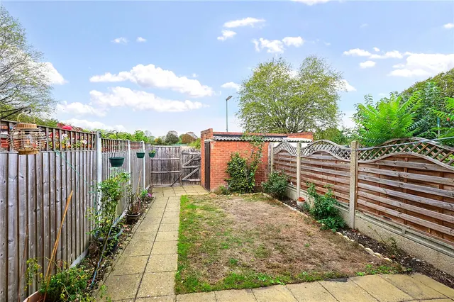 Abbot Close, Laleham, TW18, photo 3
