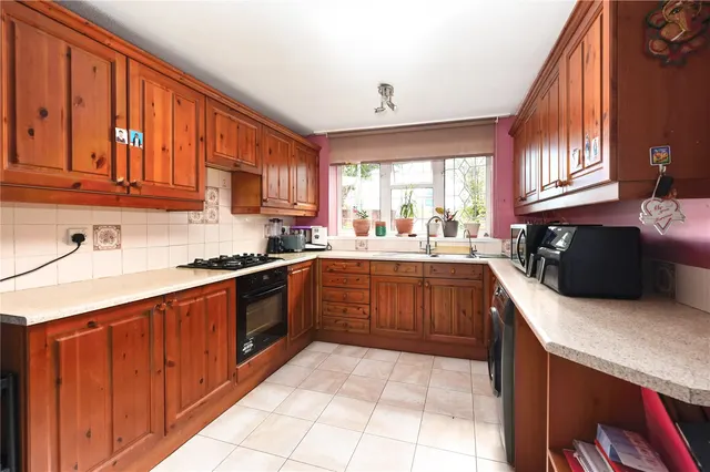 Abbot Close, Laleham, TW18, photo 2