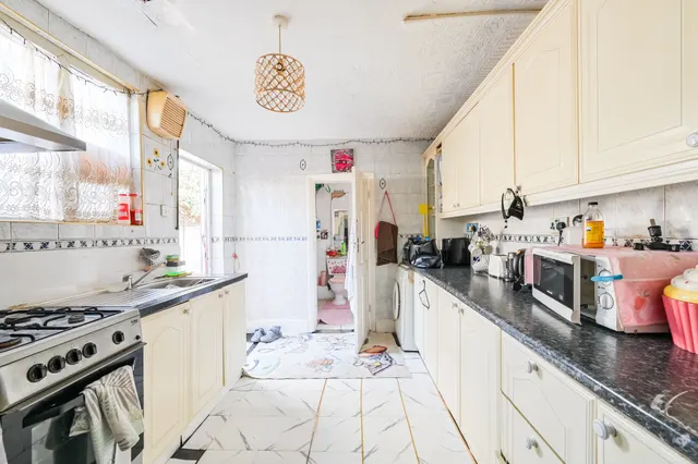 Photo 3 — 62 Salcombe Road, London