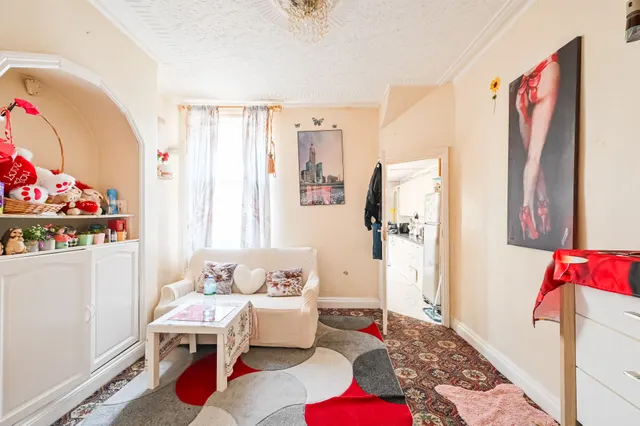 Photo 2 — 62 Salcombe Road, London