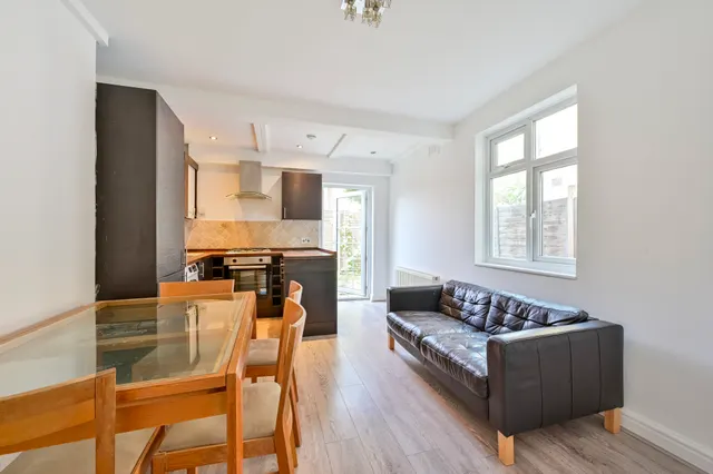 69 Kimble Road, London, photo 1