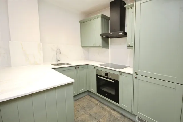 High Road, Chadwell Heath, RM6, photo 1