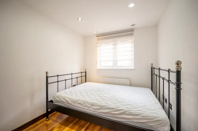 Photo 3 — 21 Salisbury Road, London