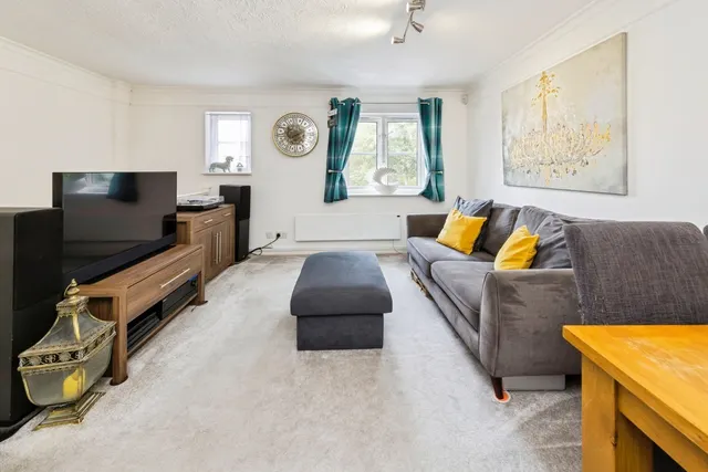 Bolton Road, Crawley, RH10, photo 2