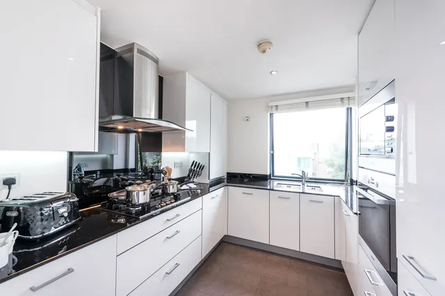 Photo 2 — Flat 15, 161 Fulham Road, London