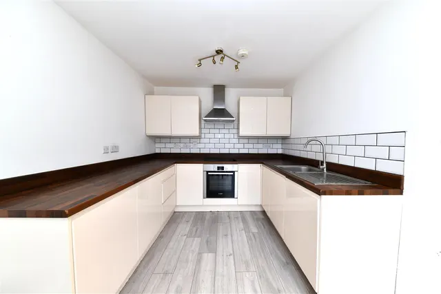 Photo 2 — Swingate, Stevenage, SG1 1AS