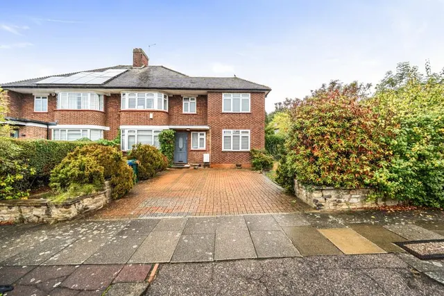 Hillcrest Gardens, London, N3, photo 1