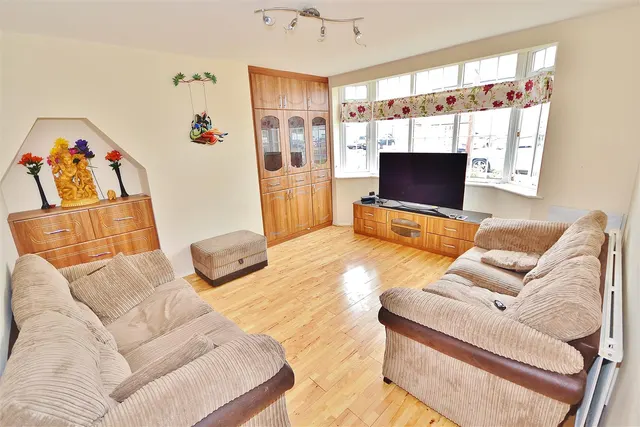 Photo 2 — Sandringham Close, 5 Sandringham Close Barkingside, Ilford, Essex, IG61NU