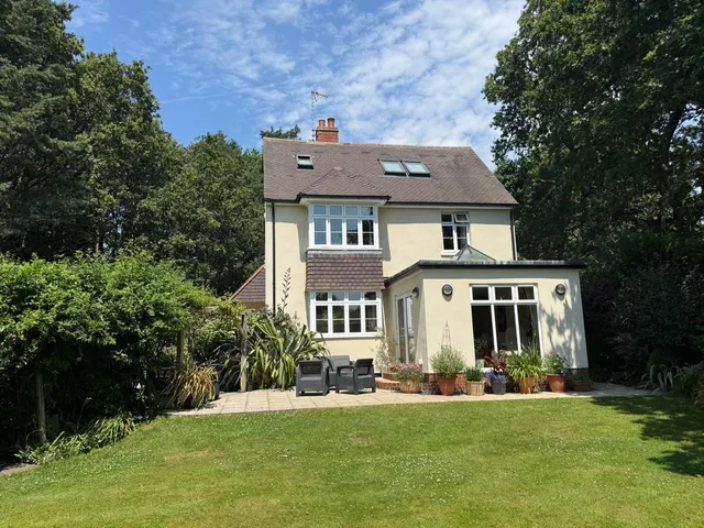 Heathyfields Road, Farnham, GU9, photo 1