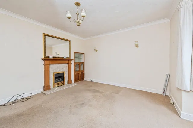 Photo 3 — Oakwood Avenue, Wakefield