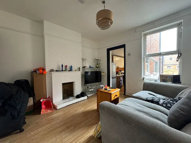 Photo 3 — Russell Street, Luton LU1 5EA