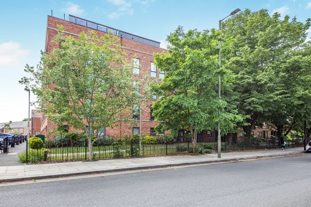 Oakleigh Road North, London, photo 1