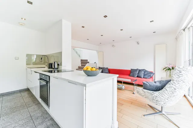 Photo 3 — 5 Caroline Close, Croydon