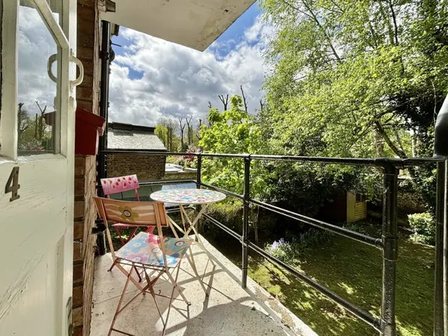 Dukes House, W4, photo 3