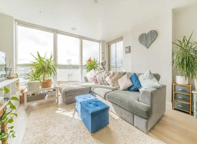 Montmorency Gardens, Southgate, N11, photo 1