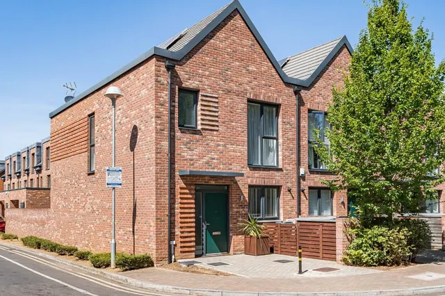 Reynard's Way, Brentford, TW8, photo 1