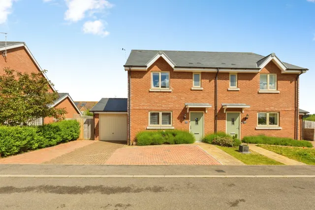 Elmwood Close, Oakley, Aylesbury, photo 1