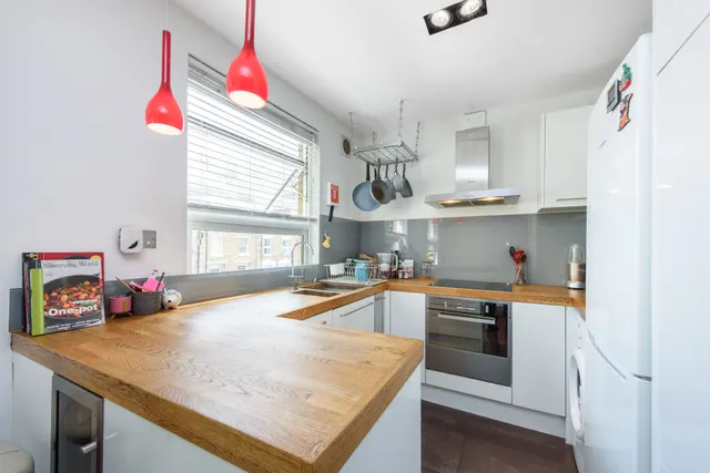 Photo 3 — 37e St Julians Road, London