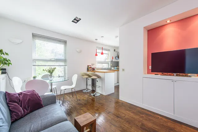 Photo 2 — 37e St Julians Road, London