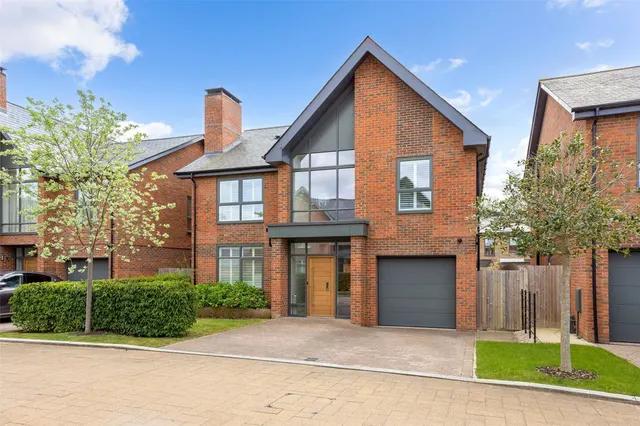 Vickers Close, Longcross, KT16, photo 1