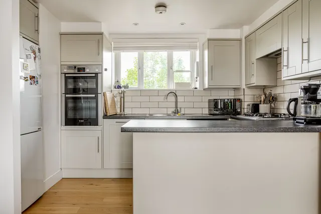 Upper Richmond Road, London, SW15, photo 2