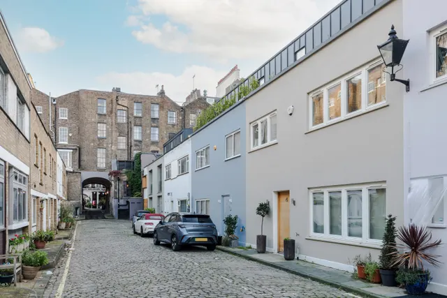 Gloucester Mews West, London, W2, photo 1