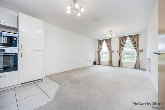Hindhead Knoll, Walnut Tree, MK7, photo 1