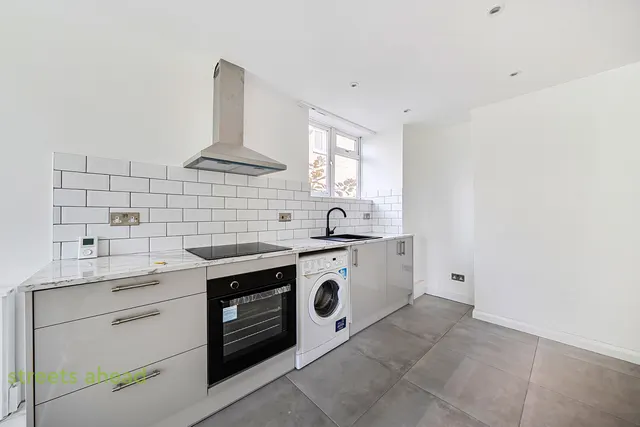 Averil Grove, London, SW16, photo 3