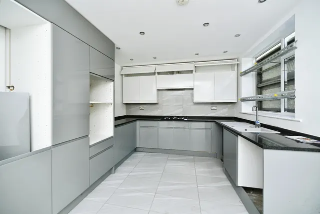 Photo 3 — Goldstone Crescent, Hove