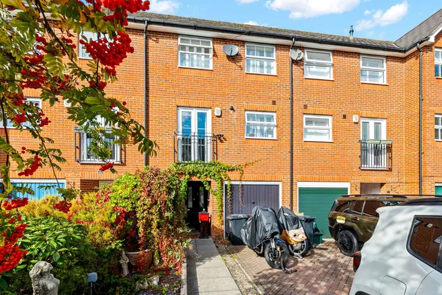 Buxton Close, Epsom, KT19, photo 1