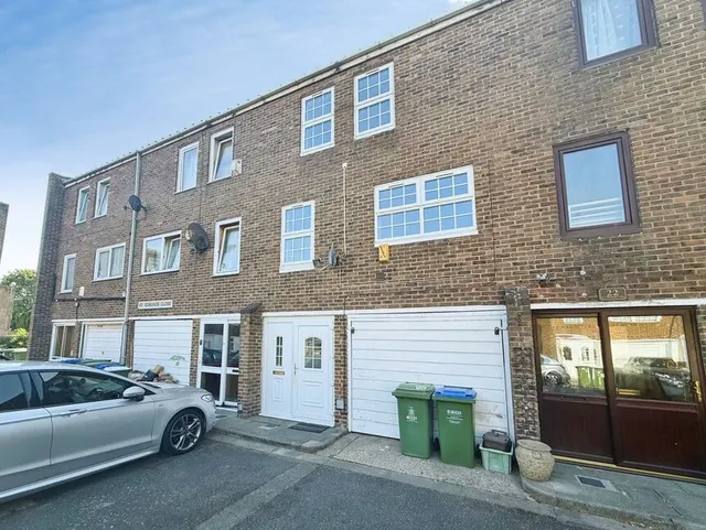 4 bedroom house — St. Edmunds Close, Erith, DA18