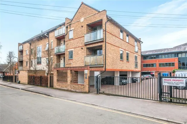 2 bedroom flat, The Crescent, Maidenhead, SL6