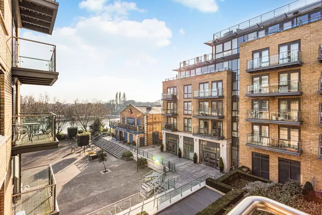 Kew Bridge Road, Brentford, TW8, photo 1
