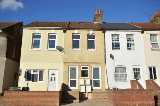 1 bedroom flat — Dover Road East, Gravesend, Kent, DA11
