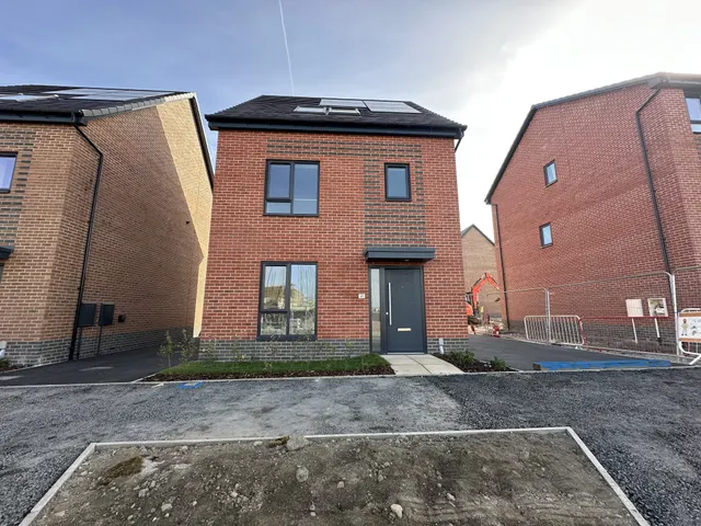 Hollowsbrook Road, New Rossington, DN11, photo 1