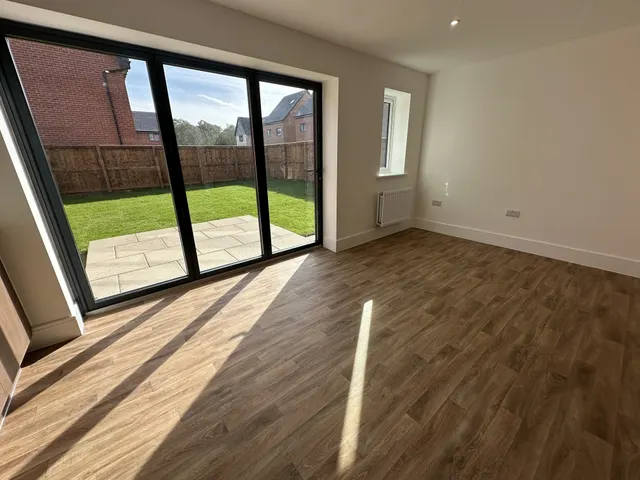 Hollowsbrook Road, New Rossington, DN11, photo 3