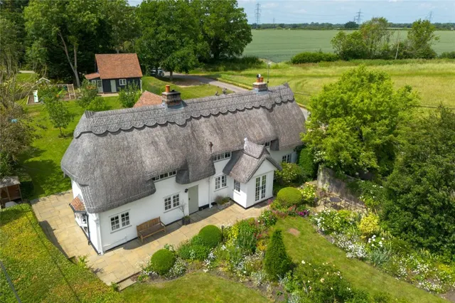 House Under Offer with 4 bedrooms in Farnham Green, Farnham, CM23, photo 3
