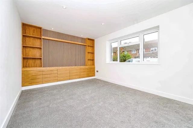 Blackthorn Drive, Luton, LU2, photo 2