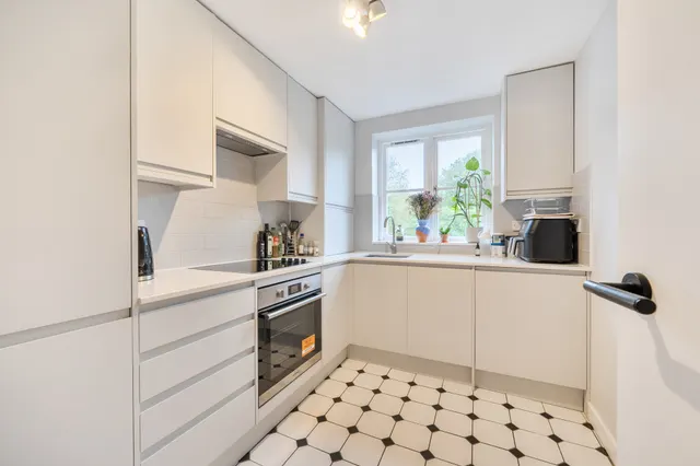 Photo 3 — 120 Brompton Park Crescent, London