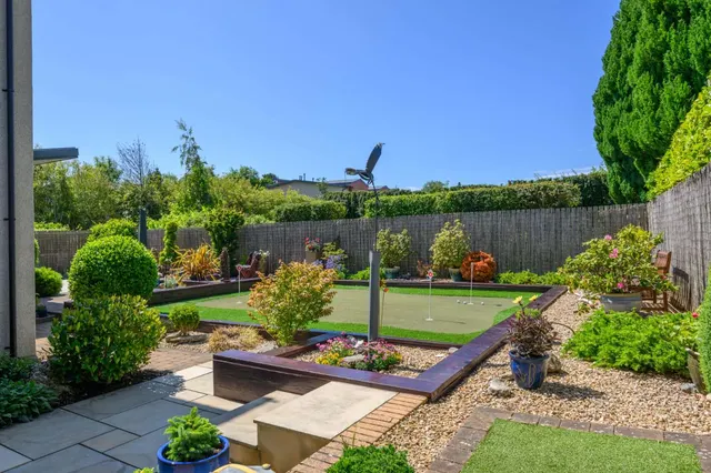 Photo 3 — Pinegrove Gardens, Barnton, Edinburgh, EH4 8DA