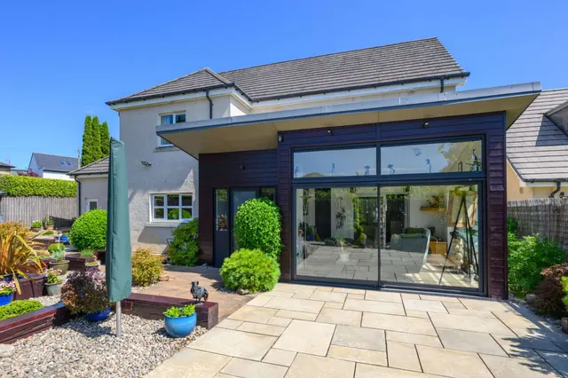 Photo 2 — Pinegrove Gardens, Barnton, Edinburgh, EH4 8DA