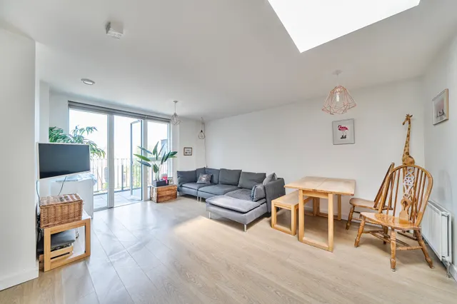 Photo 2 — 30 Egleton House, 230 Roehampton Lane, London