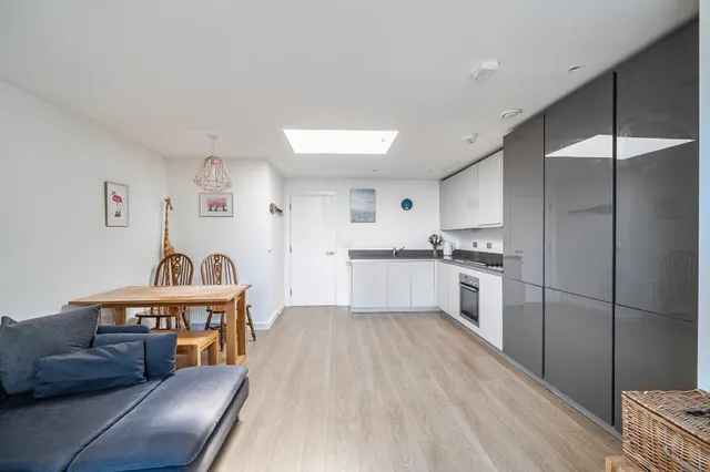 Photo 3 — 30 Egleton House, 230 Roehampton Lane, London